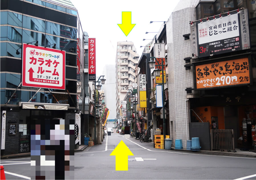 そのまま、飲食店街（末広通り商店街）を直進すると右前方に、エクレ新宿ビルが見えてきます。